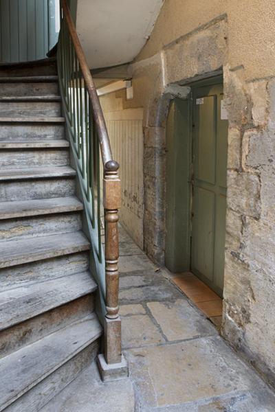 Logis principal : détail de l'escalier.