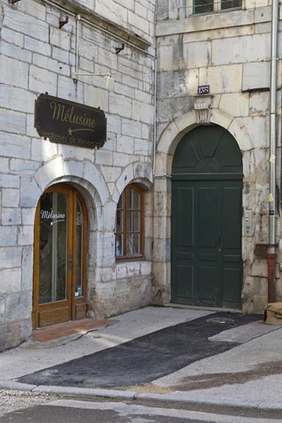 Logis principal, façade sur rue : détail des baies du rez-de-chaussée dans l'angle du bâtiment.