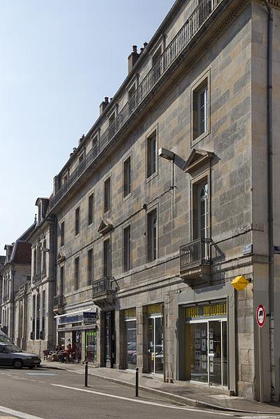 Vue d'ensemble de l'immeuble sur rue, de trois quarts droit.