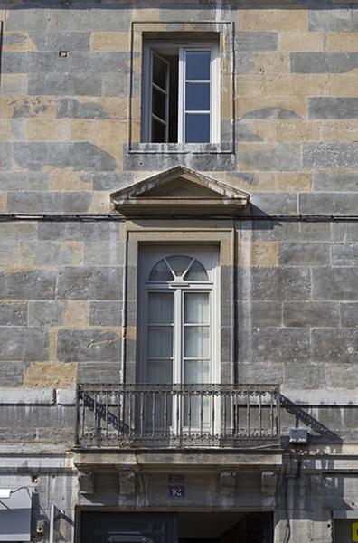 Immeuble sur rue : détail de la fenêtre centrale du premier étage.