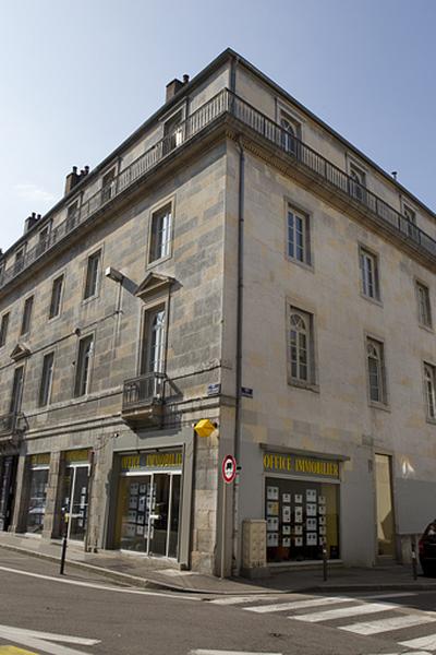 Immeuble sur rue : détail de l'angle droit, de trois quarts droit.