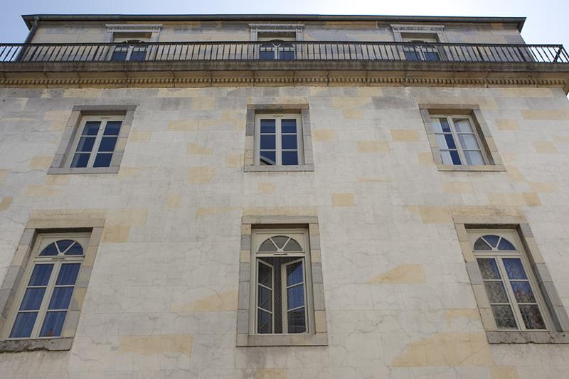 Immeuble sur rue : façade latérale droite.
