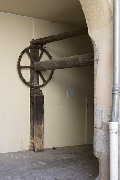 Détail du treuil pour monter et descendre les tonneaux dans la cave de l'immeuble.