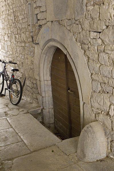 Détail de l'entrée de la cave de la maison entre les deux cours.