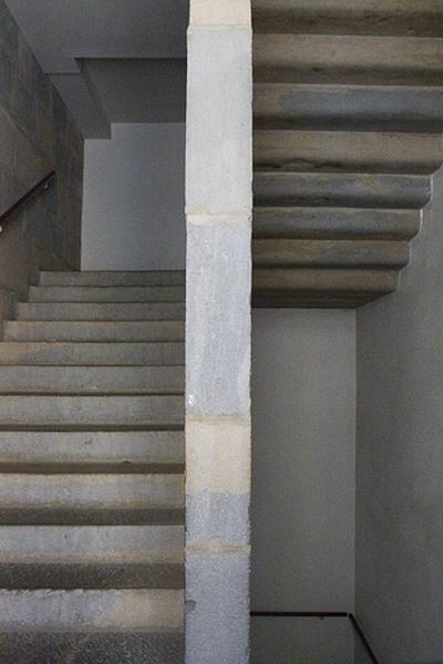 Maison entre les deux cours : détail de l'escalier rampe sur rampe, partie supérieure.