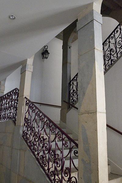 Maison entre les deux cours : détail des premières volées de l'escalier rampe sur rampe.