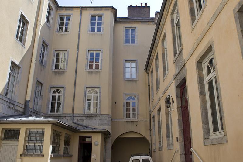 Aile droite de l'immeuble et façade antérieure de la maison entre les deux cours.