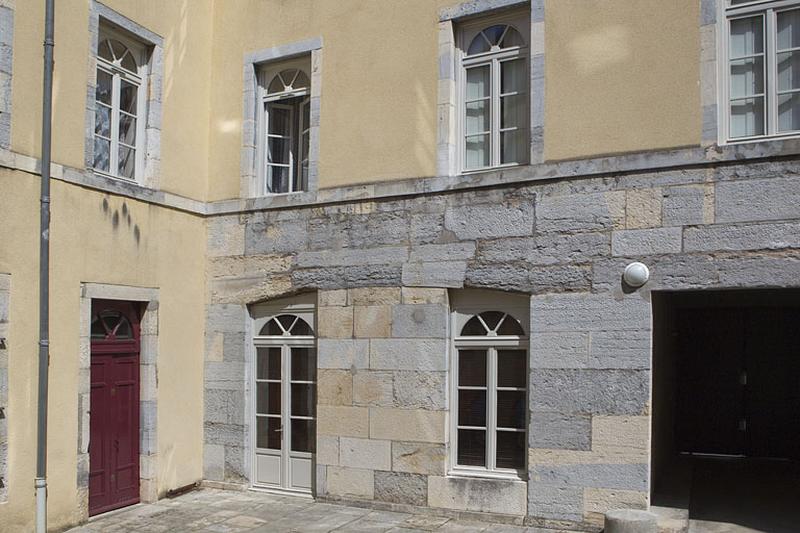 Immeuble : vue des façades sur la première cour à droite du passage cocher.