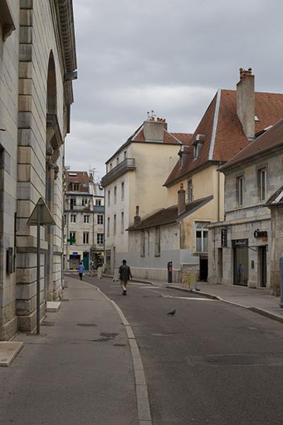 Vue d'ensemble des bâtiments depuis la rue de la bibliothèque.