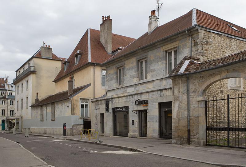 Vue d'ensemble rapprochée des bâtiments depuis la rue de la bibliothèque.