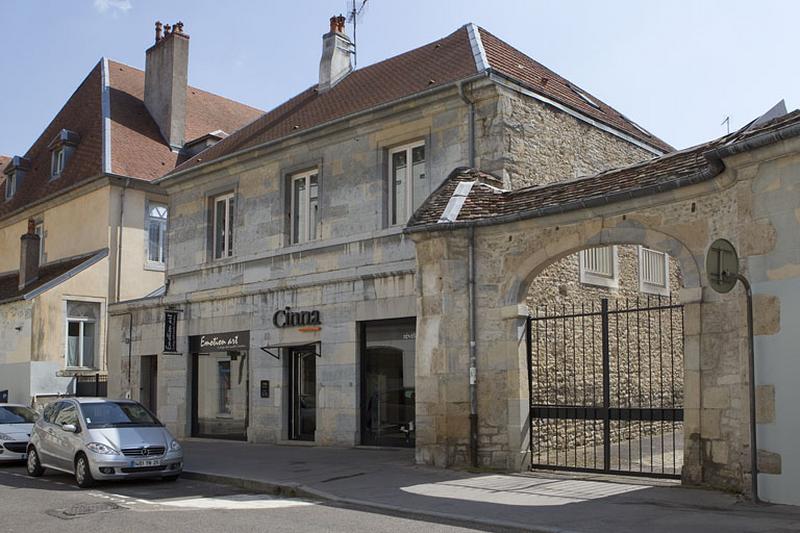 Façade sur la rue de la Bibliothèque du bâtiment en U bordant la deuxième cour.