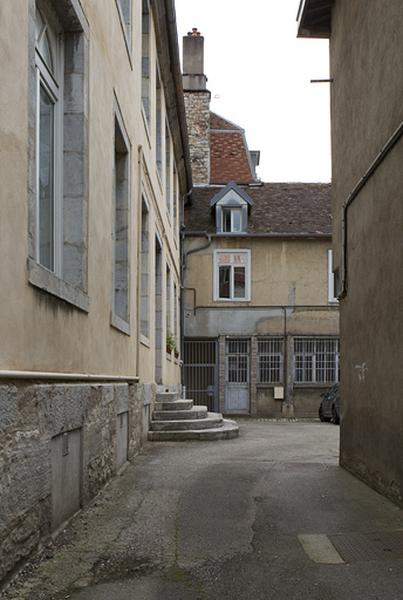Vue de la deuxième cour depuis l'entrée.