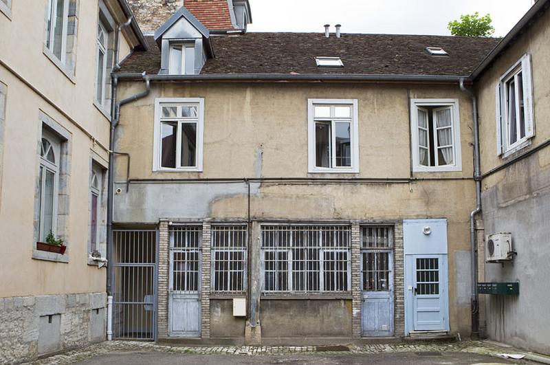 Bâtiment en U : détail de l'aile au fond de la deuxième cour avec un atelier au rez-de-chaussée.
