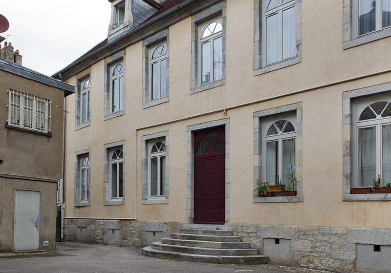 Maison entre les deux cour : façade postérieure de trois quarts droit.