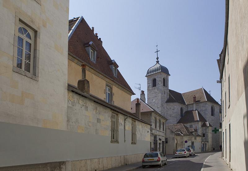 Vue d'ensemble des bâtiments depuis l'entrée de la rue de la Bibliothèque.