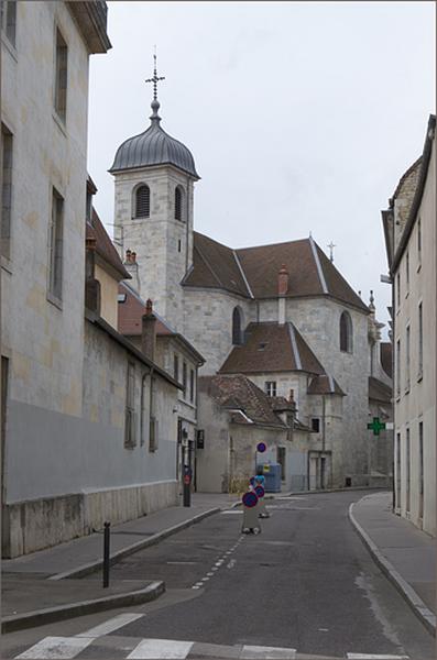 Vue d'ensemble des bâtiments depuis l'entrée de la rue de la Bibliothèque, vue rapprochée.