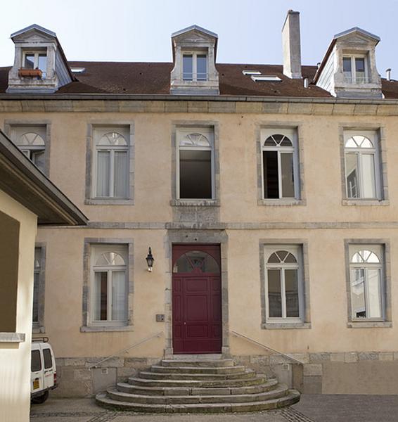 Maison entre les deux cours : façade postérieure, de face.
