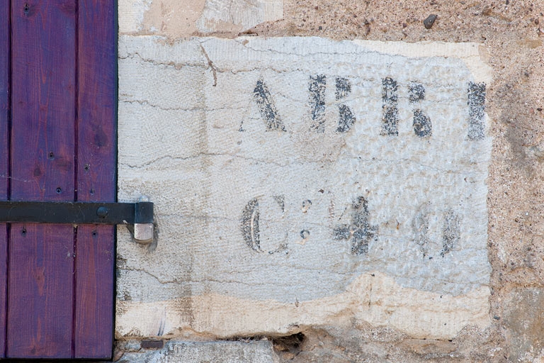 Maison au 14 rue des Gratteris (2010 AK 111) : inscription sur le piédroit de la fenêtre.