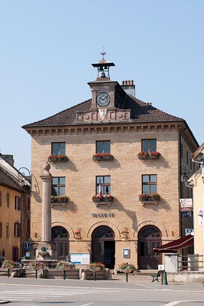 Façade antérieure de trois quart droit.