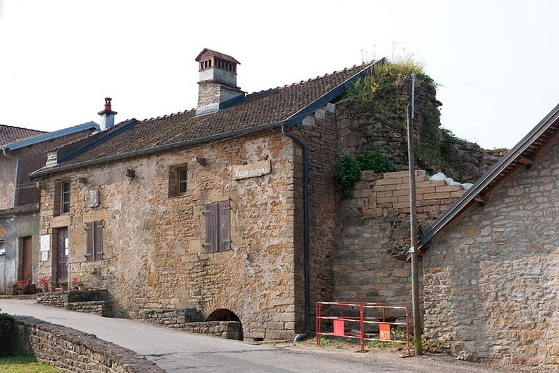 Vestiges d'une tour du château accolée à la 'maison d'autrefois', Quartier de la Citadelle.