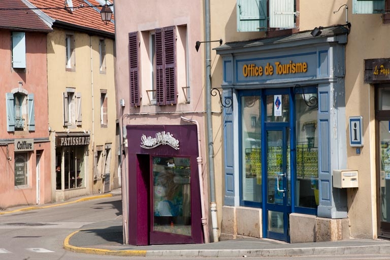 Devantures de boutiques à l'entrée de la rue du Vieux Moulin.