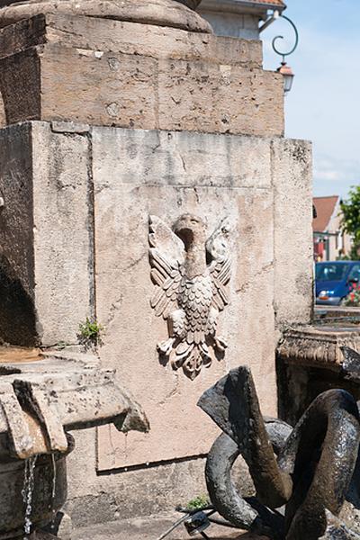 Détail de la borne-fontaine : les armes de la cité.