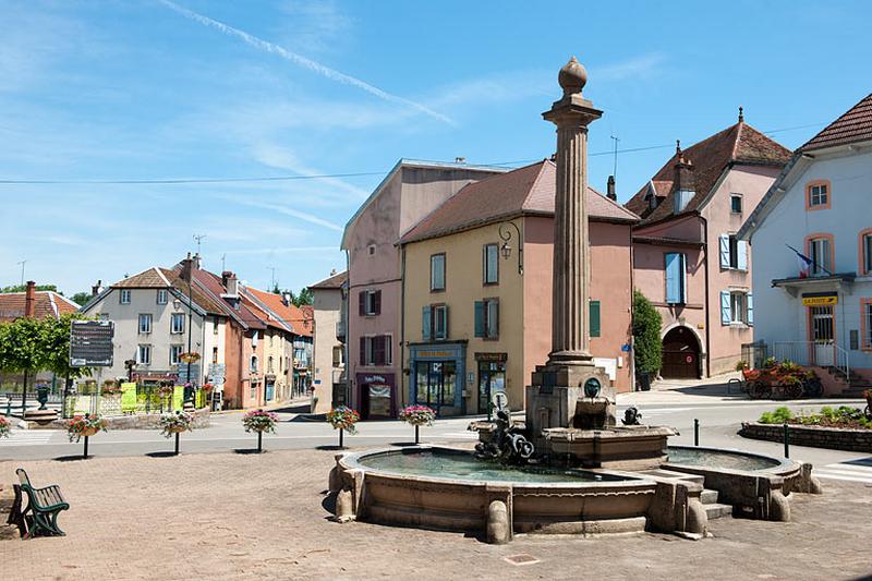 Vue générale de la place de la mairie.