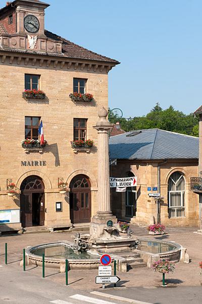 Vue générale ; au second plan la mairie et la halle.