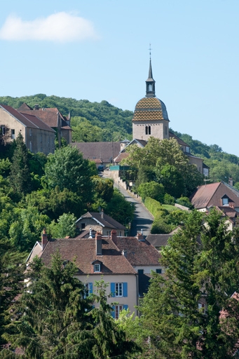 La rue de la Grande Côte et l'église, vues du nord.