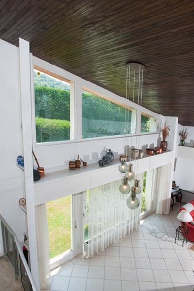 Vue générale du séjour depuis la mezzanine.