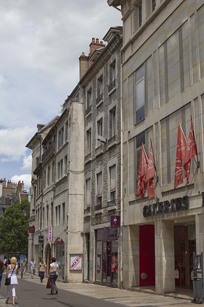 Vue d'ensemble de la façade sur rue de trois quarts droit.