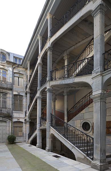 Vue d'ensemble de l'escalier à cage ouverte de trois quarts droit.