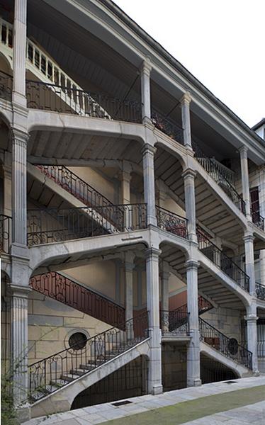 Vue d'ensemble de l'escalier à cage ouverte de trois quarts gauche.