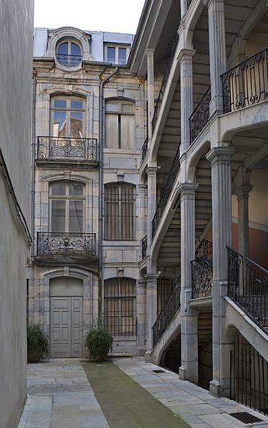 Vue d'ensemble de la façade en fond de cour, de face.