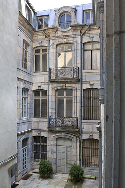 Vue d'ensemble de la façade en fond de cour, de trois quarts droit.