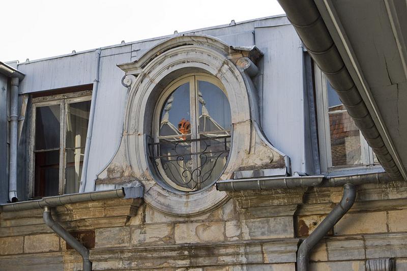 Façade en fond de cour : détail de la lucarne centrale, vue rapprochée.