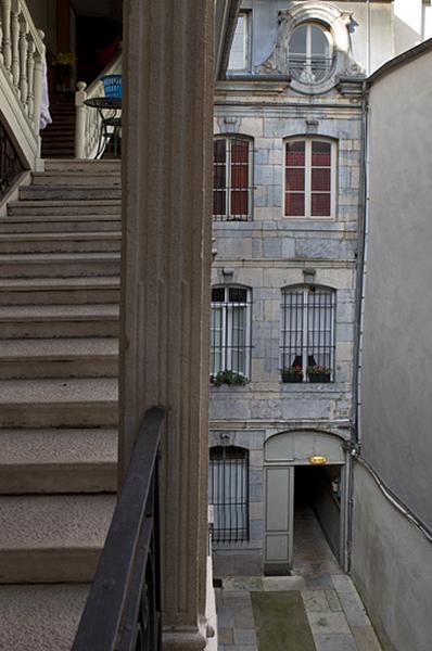 Vue d'ensemble de la façade postérieure du logis sur rue.