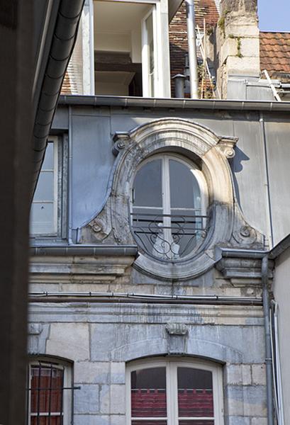 Façade antérieure du logis en fond de cour : détail de la lucarne centrale.