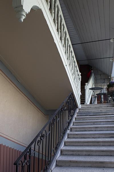 Escalier à cage ouverte : détail de la dernière volée en charpente.