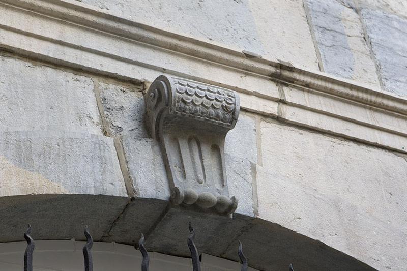 Façade antérieure en fond de cour : détail d'une clé de fenêtre.