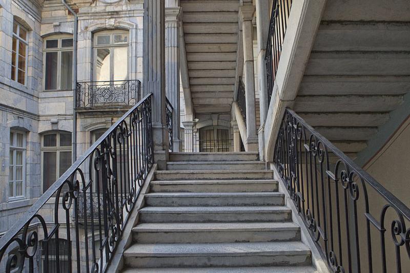 Escalier à cage ouverte : détail de l'intérieur de l'escalier.