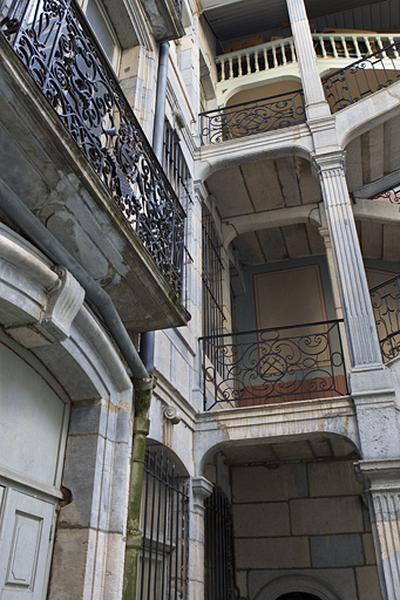 Escalier à cage ouverte : détail de la travée contre la façade du logis en fond de cour.