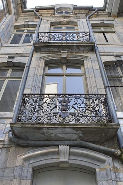 Façade antérieure en fond de cour : détail des balcon de la travée centrale.