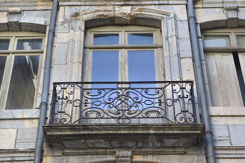 Façade antérieure en fond de cour : détail du balcon du deuxième étage.