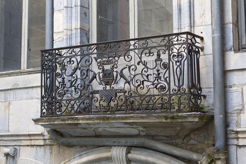 Façade antérieure en fond de cour : détail du balcon du premier étage.