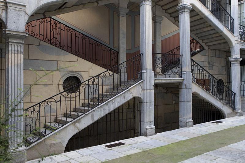 Escalier à cage ouverte : détail du rez-de-chaussée, de trois quarts gauche.