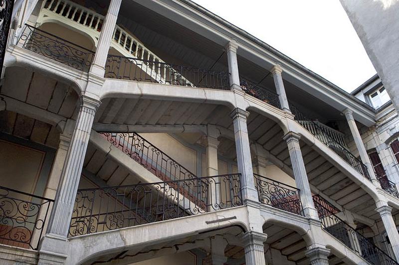 Escalier à cage ouverte : détail de la partie supérieure, de trois quarts gauche.