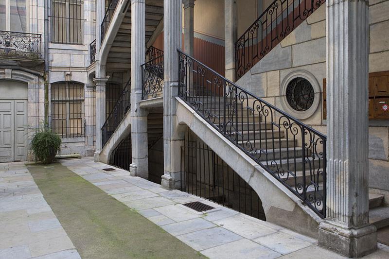 Escalier à cage ouverte : détail du rez-de-chaussée, de trois quarts droit.