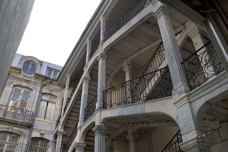 Escalier à cage ouverte : détail de la partie supérieure, de trois quarts droit.