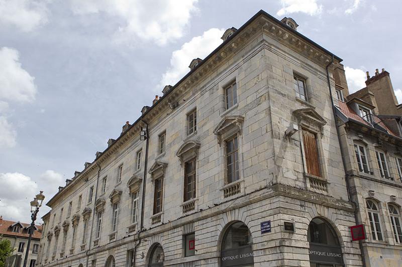 Vue d'ensemble de la façade antérieure à partir du premier étage, de trois quarts droit.